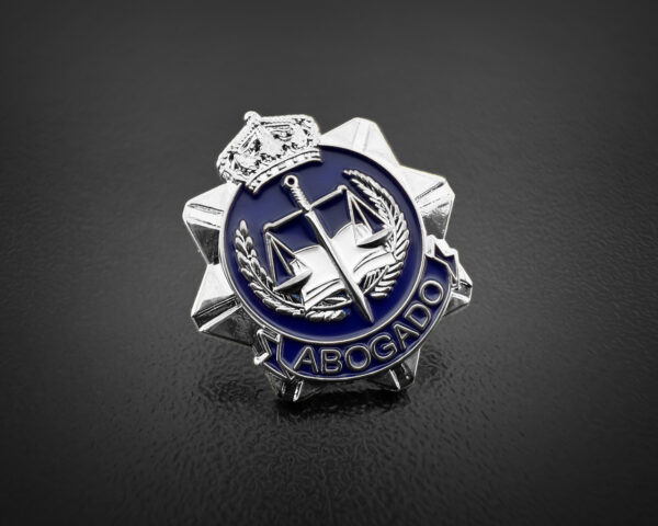 insignia solapa pin ABOGADO plateado detalles