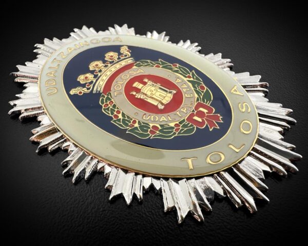 detalle Antigua placa de identificación profesional de la policía municipal de Tolosa, Guipuzcoa
