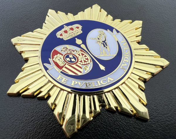 Placa secretario judicial dorado Emblema Ministerio justicia españa detalle