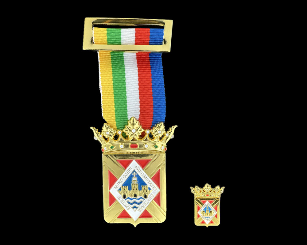 medalla e insignia solapa pin LINARES
