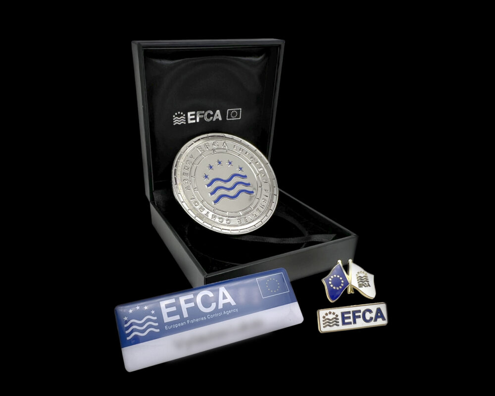 european fisheries control agency EFCA moneda, pines e identificación pecho